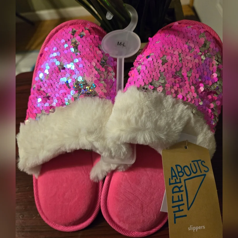 Girls Thereabout slippers sz M-L Bright Pink Shine